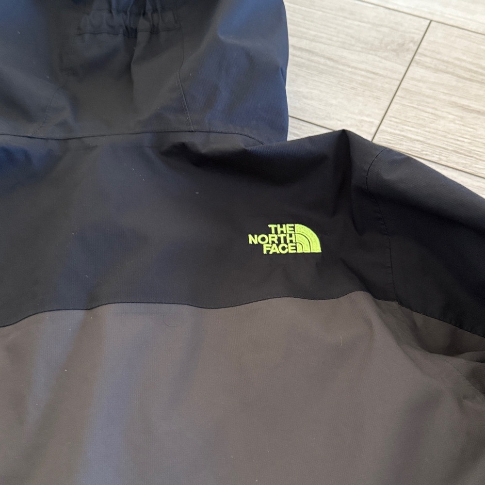The North Face Kids' HyVent Black and Gray Raincoat with Green Lining Medium - Picture 11 of 11